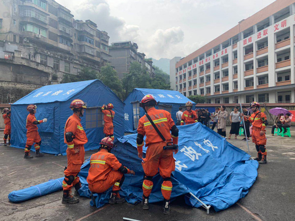 图片默认标题_fororder_搭建救灾帐篷（自贡市消防支队-供图）
