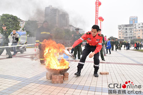 图片默认标题_fororder_为市民讲解灭火知识-摄影-张景轩