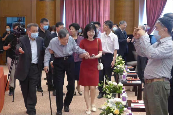 นายสี จิ้นผิงส่งตัวแทนมอบกระเช้าอวยพรวันเกิด 100 ปีนายหยาง เจิ้นหนิง_fororder_20210923yzn1