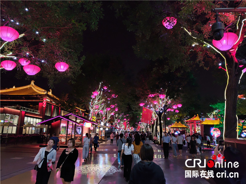 【续写丝绸之路新篇章】陕西西安：融入群众生活的文化生命力_fororder_07游人如织的大唐不夜城步行街。