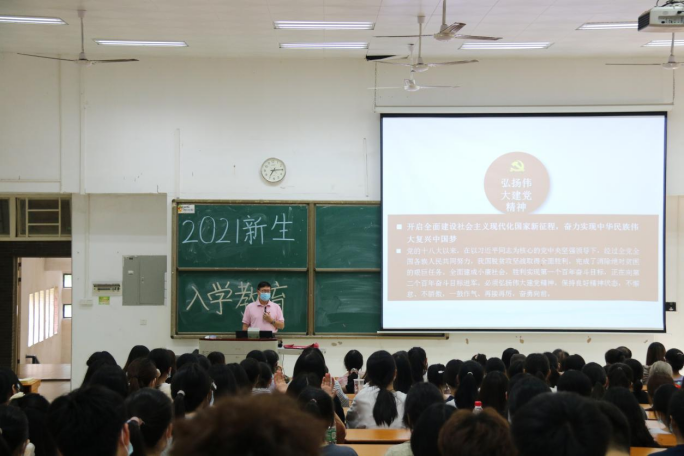 【教育频道】广州新华学院公共治理学院举行新生入学教育暨思政第一课