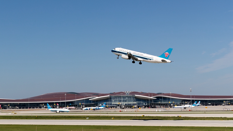 从北京大兴机场起飞的南航飞机(南航 供图)作为大兴机场最大的主基地