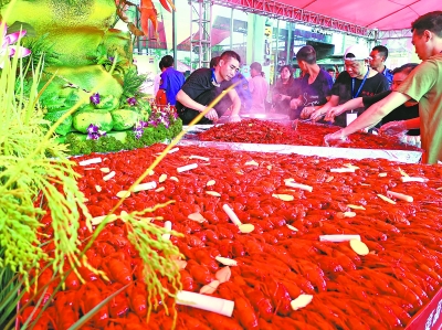 118道虾菜不重样 潜江1.5万只全虾宴创大世界基尼斯纪录