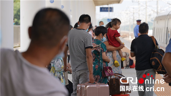 (高铁时代)系列图文报道之一:打卡全国最小高铁站——五府山站_fororder_图6 等待上车的乘客.JPG