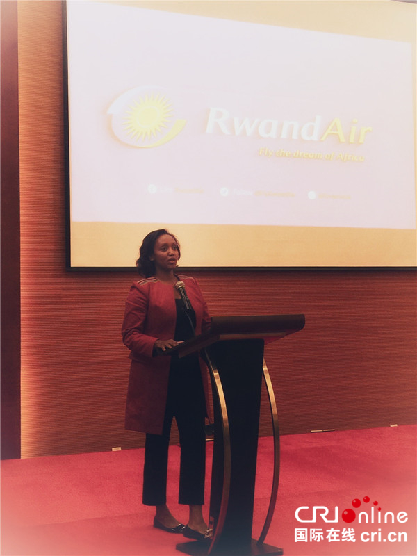 图片默认标题_fororder_图片2：卢旺达航空的客机飞抵广州后，卢旺达航空公司首席执行官Yvonne Manzi Makolo出席新闻发布会。摄影 朱子荣