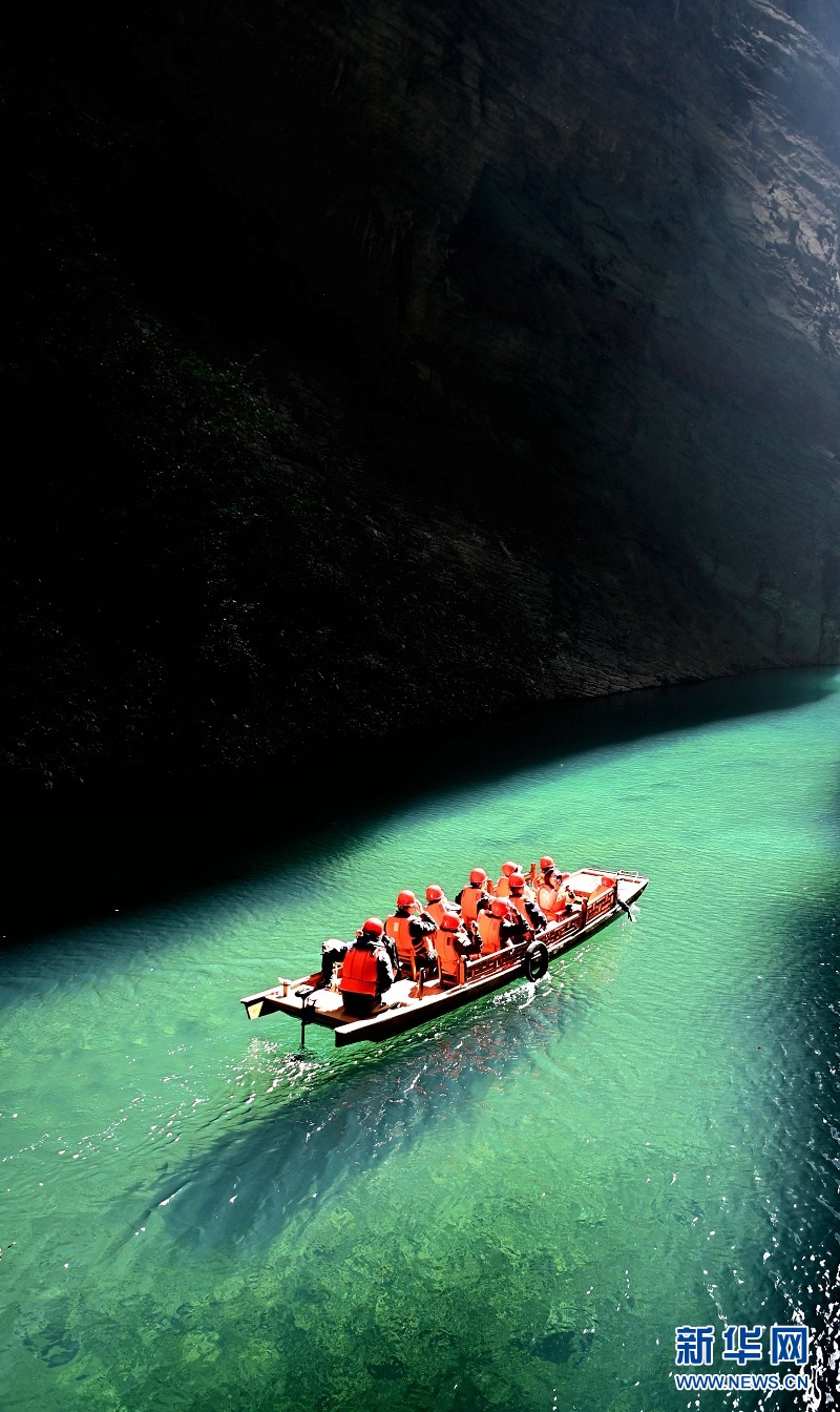 湖北屏山峡谷圣境舟悬浮