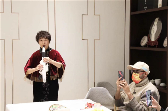 吃重阳糕、做荷包 外籍友人与辽宁老人共度重阳节_fororder_重阳6_副本