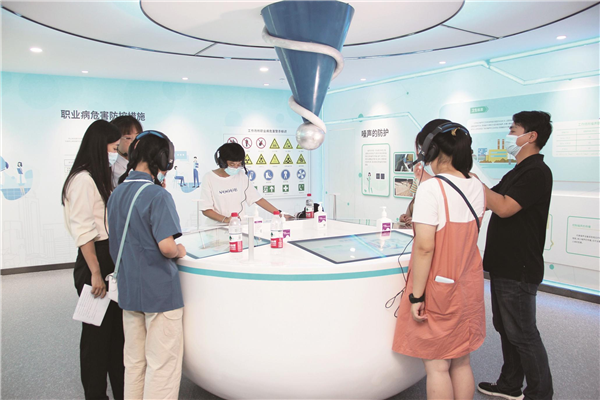 开学第一课:大一新生走进武汉职业健康体验馆_fororder_01