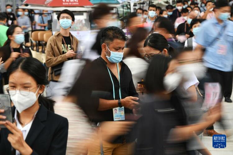 第130届广交会开放大门迎天下客