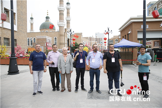 土耳其媒体和智库人士参访团参观新疆国际大巴扎