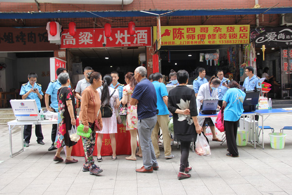 图片默认标题_fororder_快检活动吸引了众多市民参与（摄影-杨梦婧）