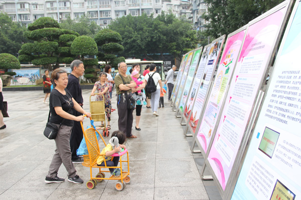 图片默认标题_fororder_市民在现场查看食品安全宣传资料（摄影-杨梦婧）