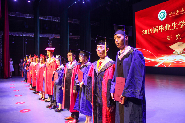 图片默认标题_fororder_6校领导为毕业生授位（摄影-冯常英）