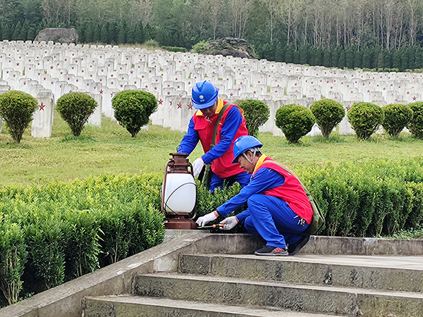 国网四川电力:严阵以待 全力保障国庆期间供电平稳_fororder_国家电网四川电力(巴中通江)连心桥共产党员服务队队员在川陕革命根据地红军烈士陵园检查用电设施。-供图-国网四川电力公司-