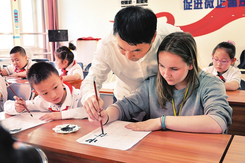 珲春市定期组织中小学生与驻珲外籍人员交流学习