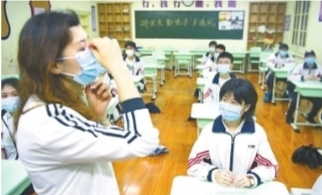 武汉初中进行复学演练 师生每天测4次体温