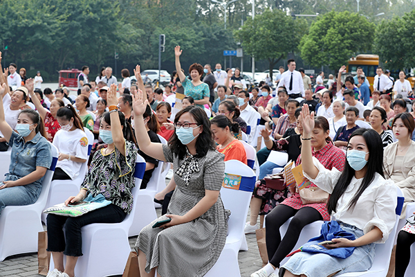 护航大运梦想 知识产权保护主题宣传活动走进温江大学城社区_fororder_观众踊跃参与-供图-成都大运会执委会