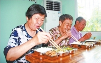 黄陂区双河村幸福食堂5元吃一餐 90岁老人免费