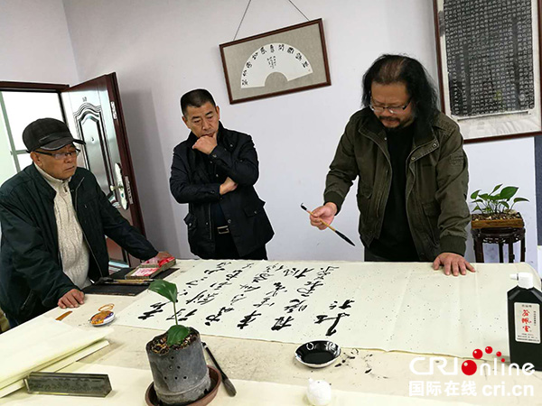 巴蜀撷英书画院艺术家赴乐山开展扶贫助学活动