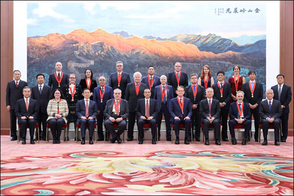 นายกฯ จีนพบผู้เชี่ยวชาญต่างชาติผู้ได้รับรางวัลมิตรภาพจากรัฐบาลจีน_fororder_20211001wgzj4