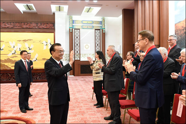 นายกฯ จีนพบผู้เชี่ยวชาญต่างชาติผู้ได้รับรางวัลมิตรภาพจากรัฐบาลจีน_fororder_20211001wgzj1
