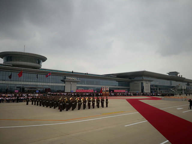 中共中央总书记、国家主席习近平抵达平壤开始对朝鲜进行国事访问