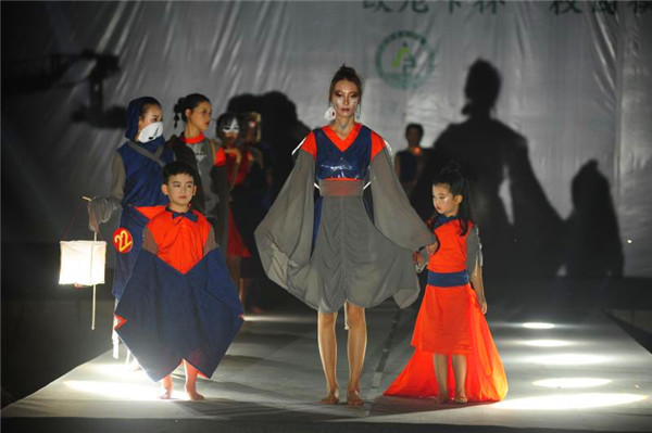 图片默认标题_fororder_模特大赛现场（四川省服装艺术学校 供图）2