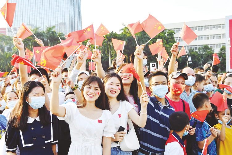 广西南宁举行国庆升国旗仪式 祝福祖国繁荣昌盛