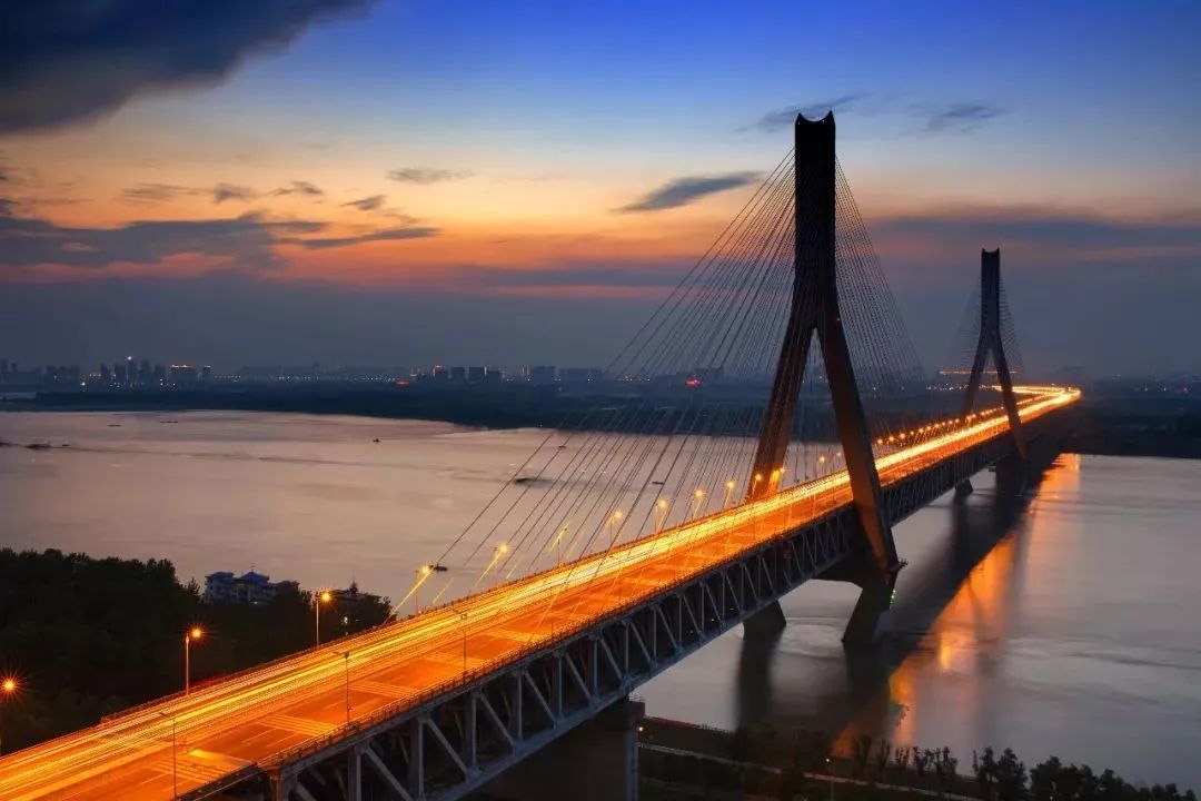 一桥飞架南北天堑变通途从不断架起的长江大桥看中国桥建设发展成就