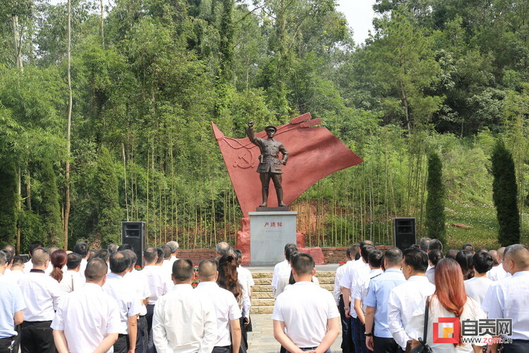 纪念广场位于卢德铭故居西边山顶,以人像2.