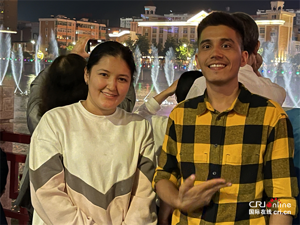 【凤县,我们来了】情陷凤凰湖 外国青年要把凤县美景分享给世界_fororder_微信图片_20211003150404