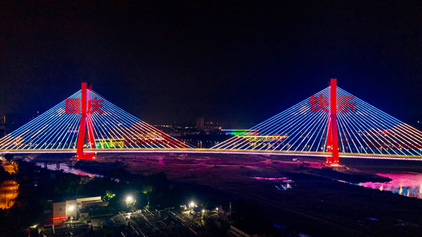 此外,金堂大桥两个主塔以中国红为主色调,桥塔如同两个身披彩衣的