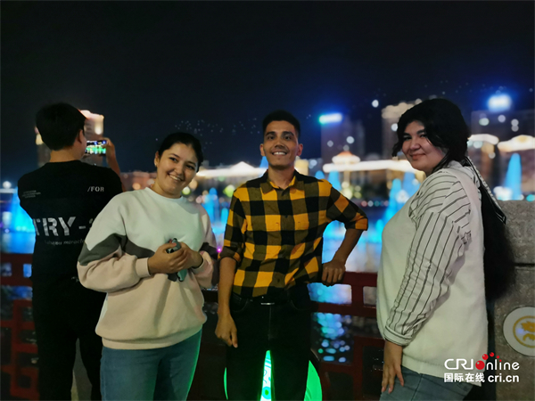 【凤县,我们来了】情陷凤凰湖 外国青年要把凤县美景分享给世界_fororder_微信图片_20211003150434