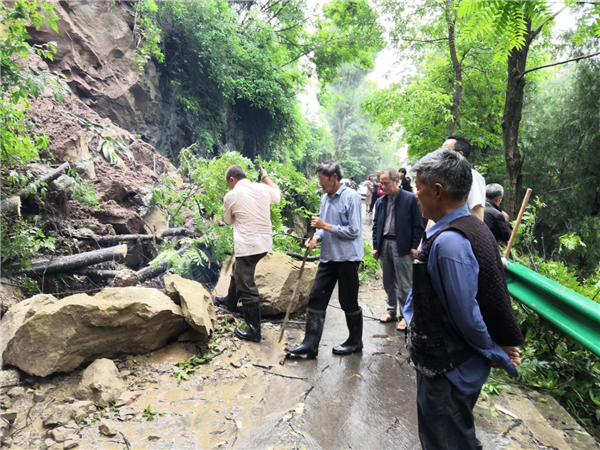 （转载）强降雨过后 恩阳干群合力抢险救灾 (组图)