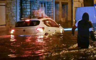 法国多地因暴雨导致积水严重 大中小学宣布暂时停课