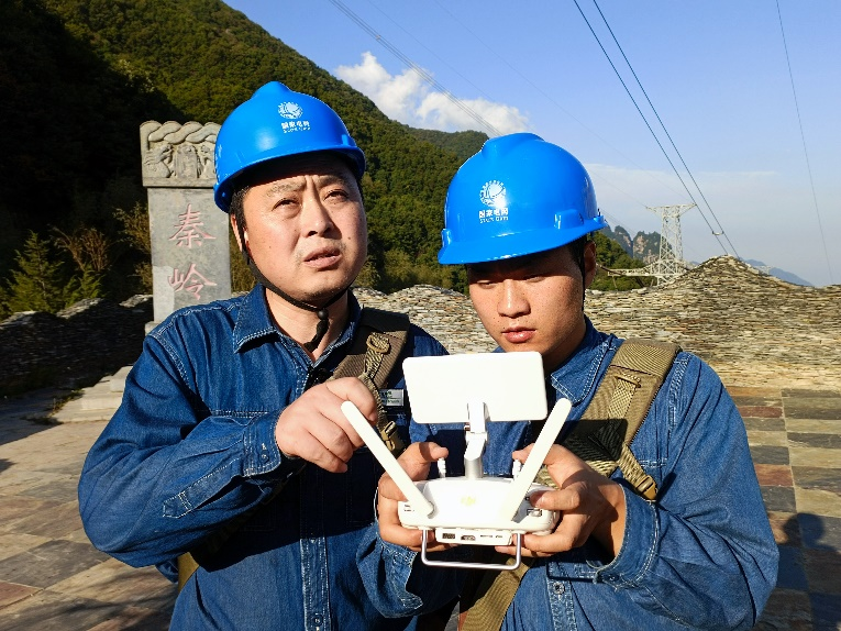 Des employés de la State Grid Shaanxi Electric Power Company Limited font des heures supplémentaires pour assurer la fourniture d'électricité pendant les vacances de la Fête nationale_fororder_图片2