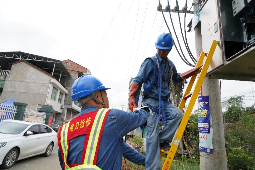 Des employés de la State Grid Shaanxi Electric Power Company Limited font des heures supplémentaires pour assurer la fourniture d'électricité pendant les vacances de la Fête nationale_fororder_图片4