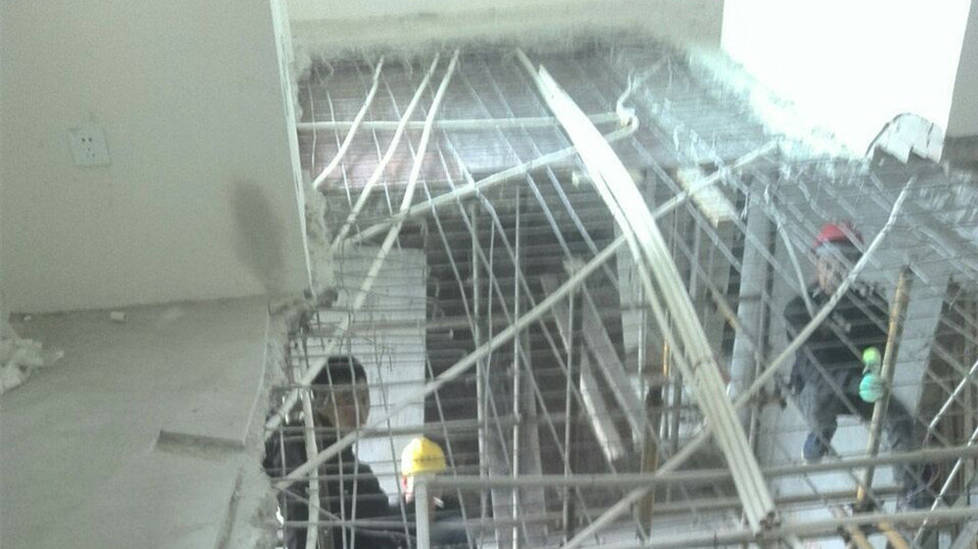 装修工一敲天花板 整个楼板都碎了