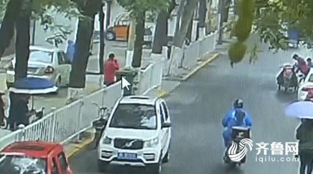 男子当街持刀捅前女友 逃离途中把刀扔垃圾箱