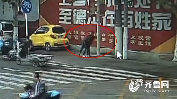 男子当街持刀捅前女友 逃离途中把刀扔垃圾箱