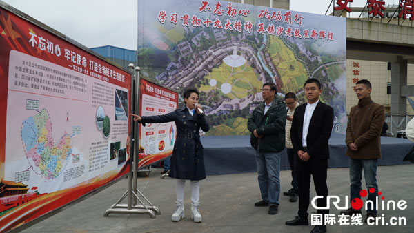 图片默认标题_fororder_安州区发展和改革局局长曾淘向专家学者介近年安州区的发展成就（摄影杨明）