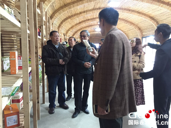 图片默认标题_fororder_中国作协在安州区状源贡品基地采访创新创业工作（安州区委宣传部供图）