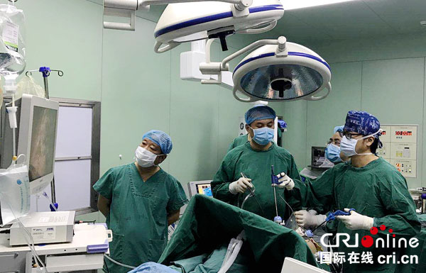 图片默认标题_fororder_黄纪伟（右一）在为患者手术