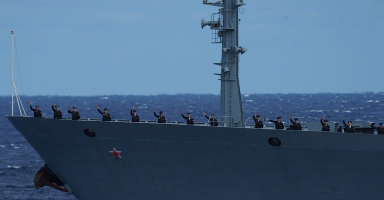 中俄海军首次海上联合巡航圆满结束 双方举行分航仪式