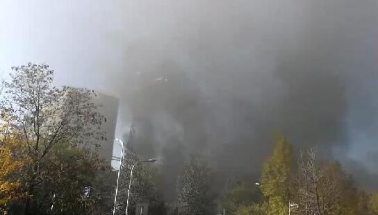 北京垂杨柳医院附近工地失火 无人员被困伤亡