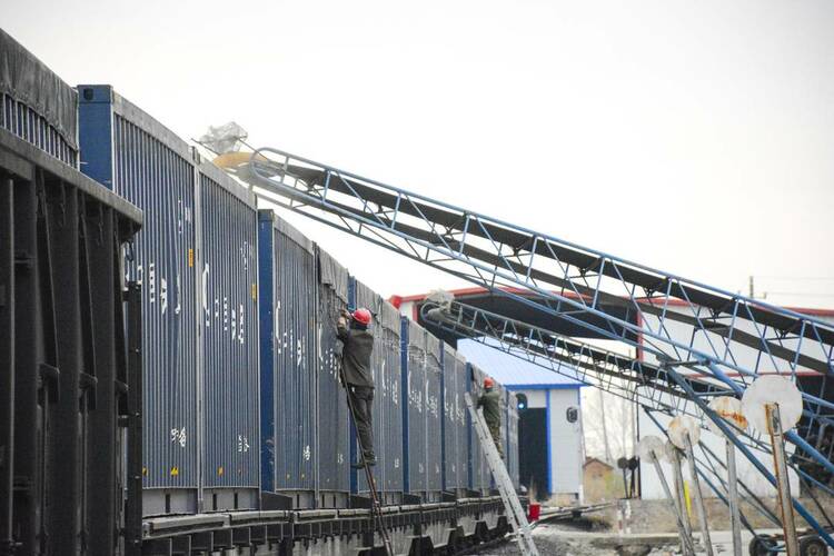 哈尔滨铁路全力做好电煤保供运输工作