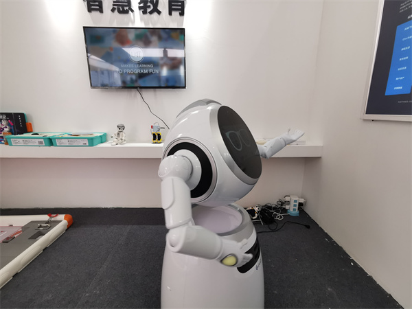 科技元素吸睛 AI机器人、无人机等设备亮相第28届农高会_fororder_31