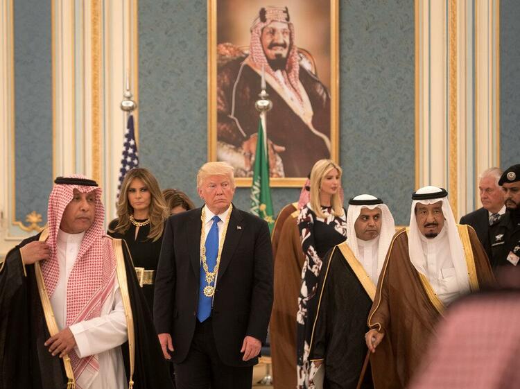 扎心了！美媒爆料：特朗普访沙特期间收到的部分皮草礼物是赝品……