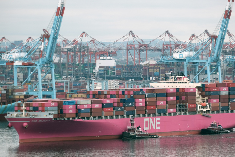 美国港口现“海上大堵车”：货物堆积严重 700个集装箱滞留一月