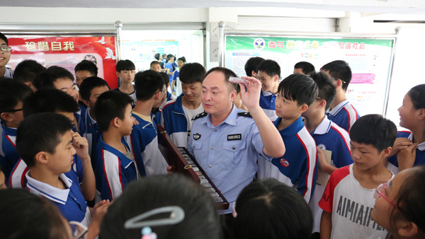 图片默认标题_fororder_警方正向学生介绍“冰毒”模型